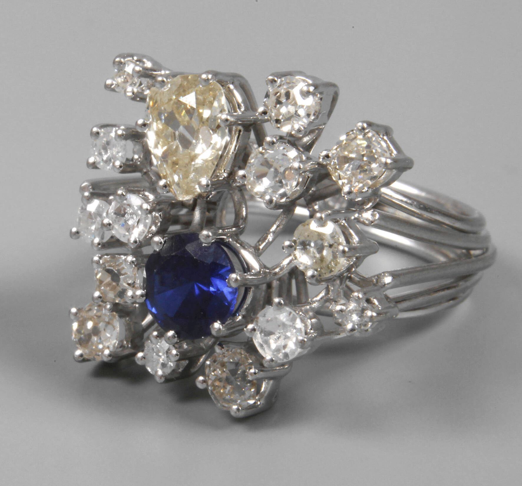 Prächtiger Damenring mit Brillanten und Saphir