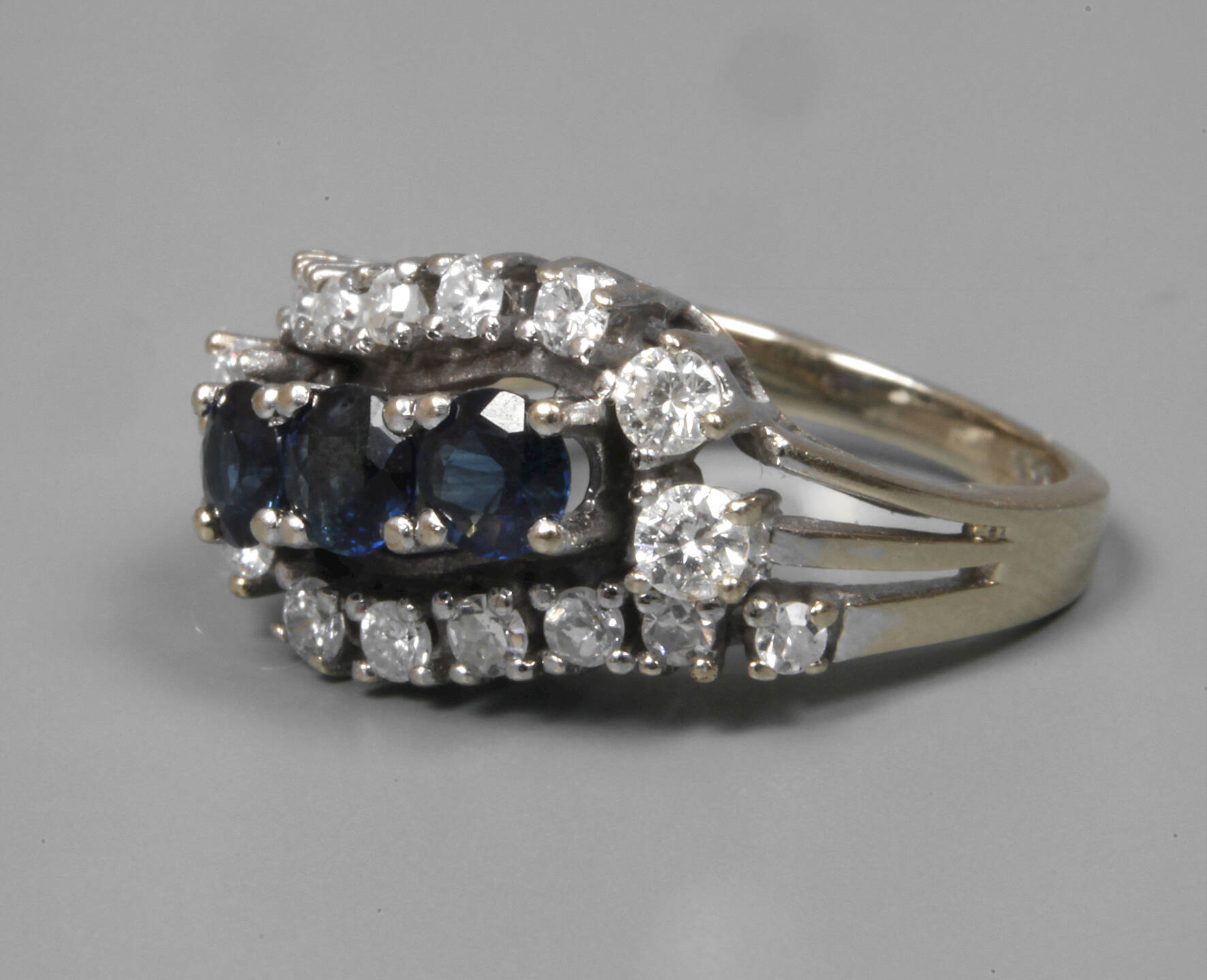 Damenring mit Saphiren und Brillanten