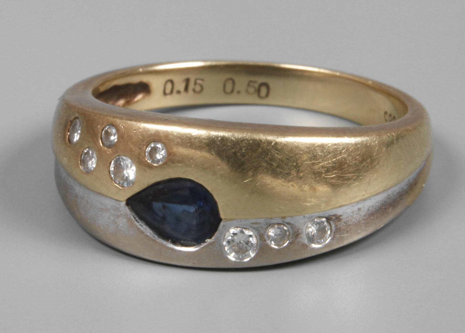 Ring mit Saphir und Diamanten