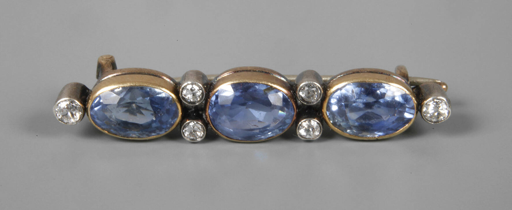 Brosche mit Saphiren und Diamanten