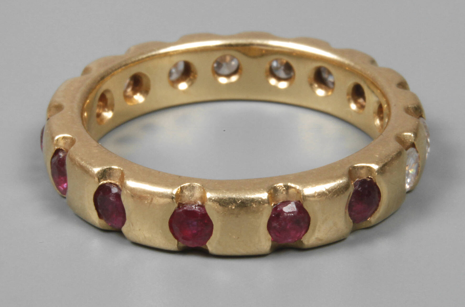 Memoryring mit Brillanten und Rubinen