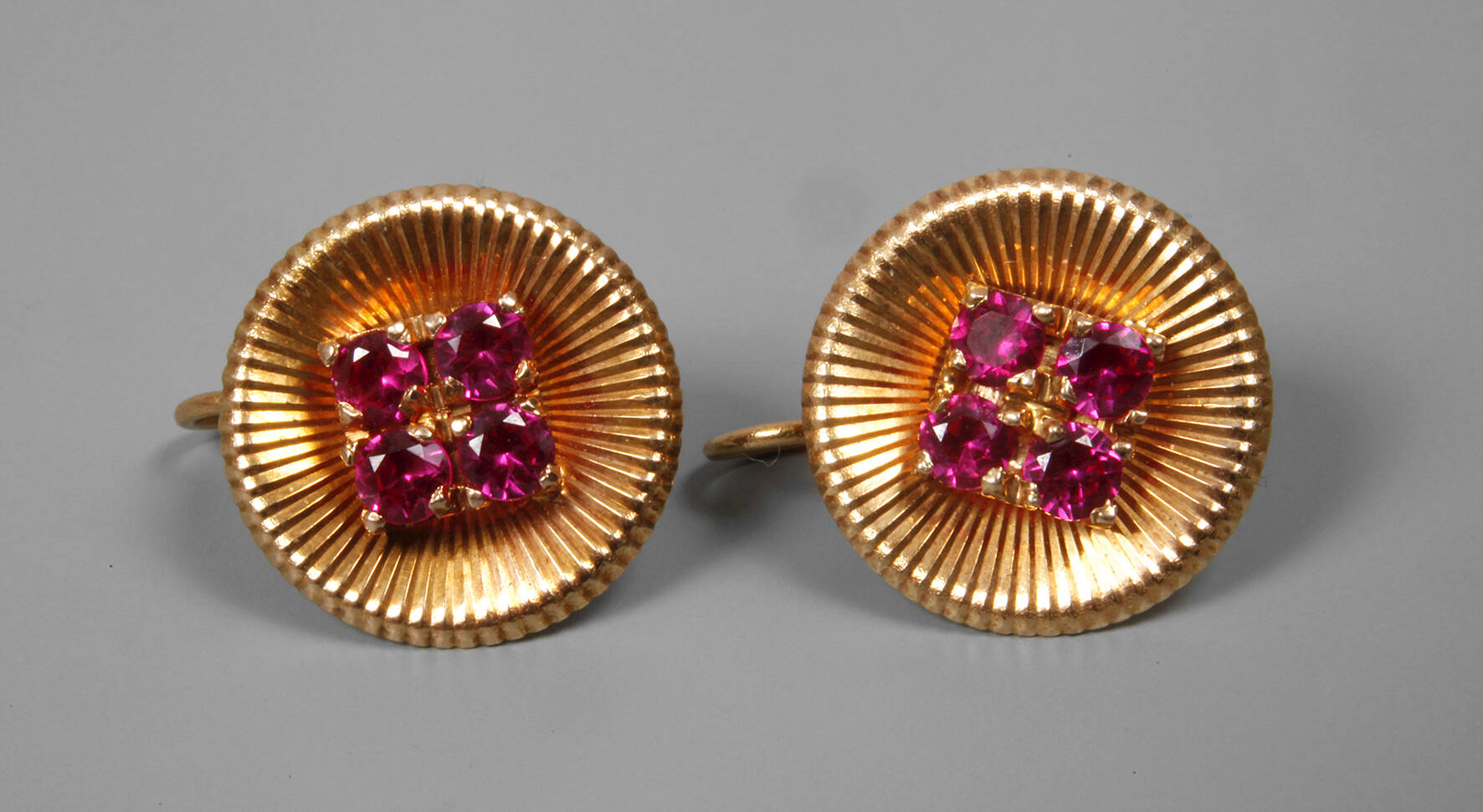 Paar Ohrringe mit Rubinen