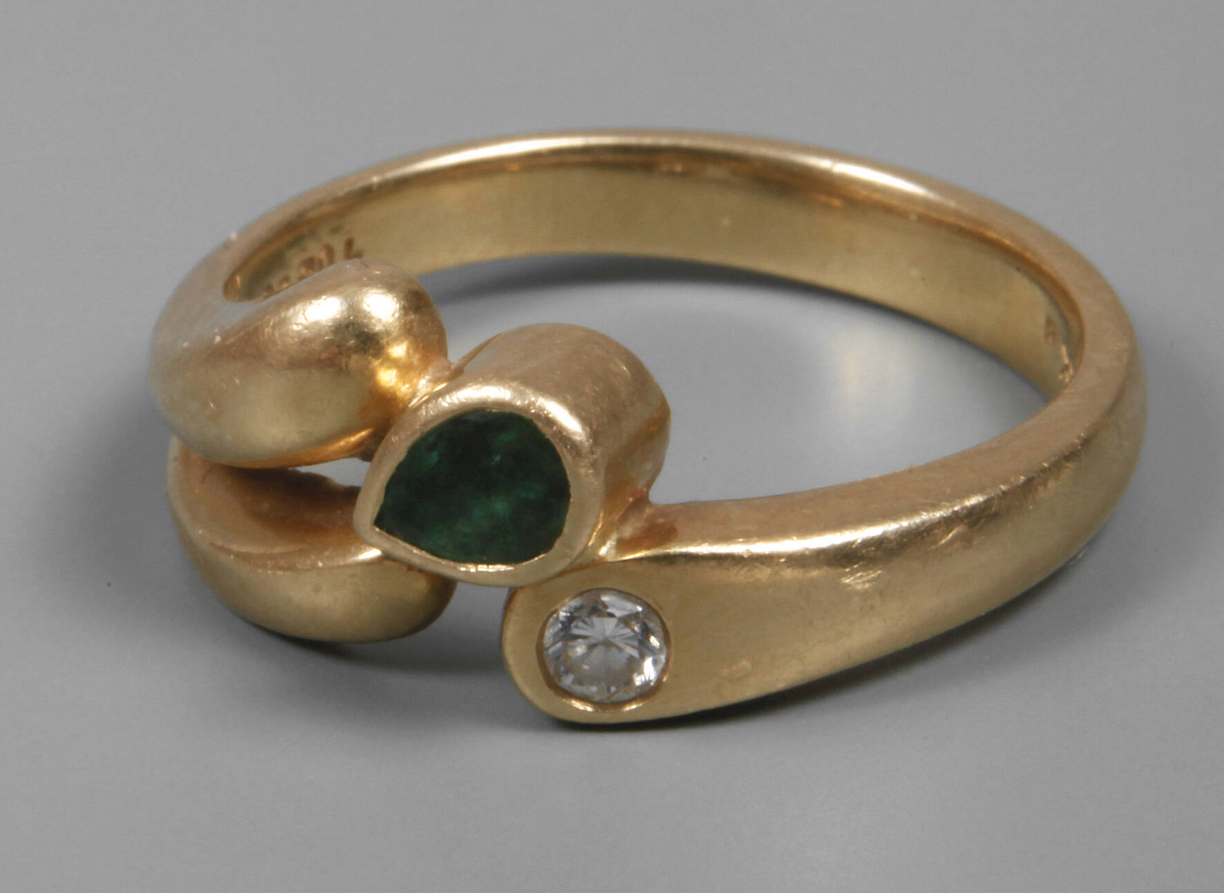 Damenring mit Smaragd und Brillant