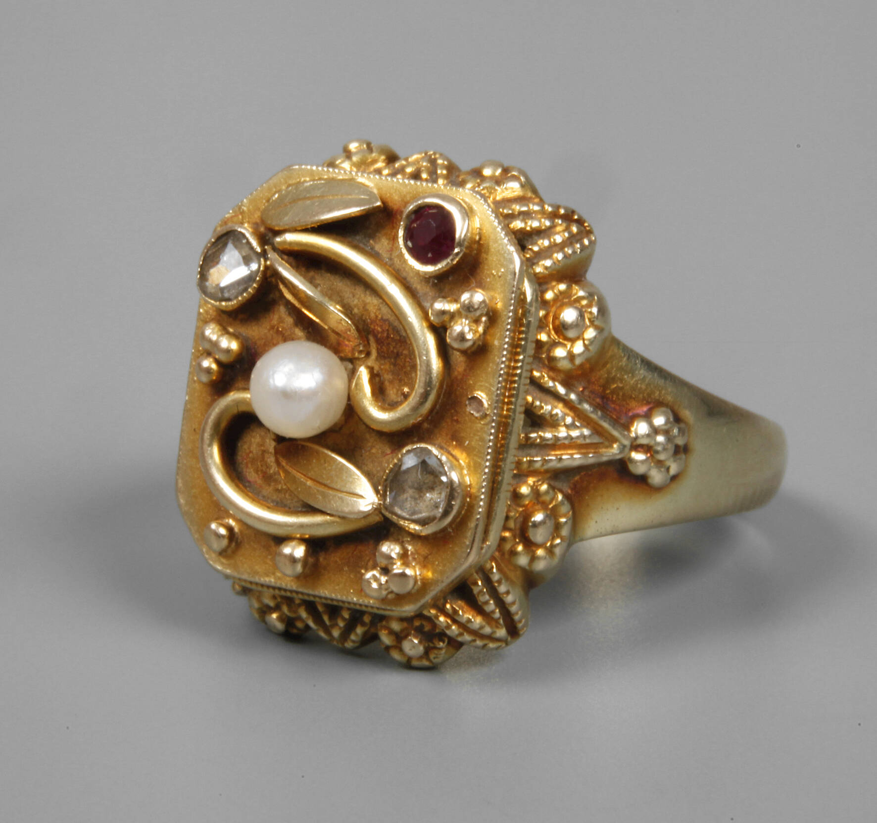 Damenring mit Steinbesatz