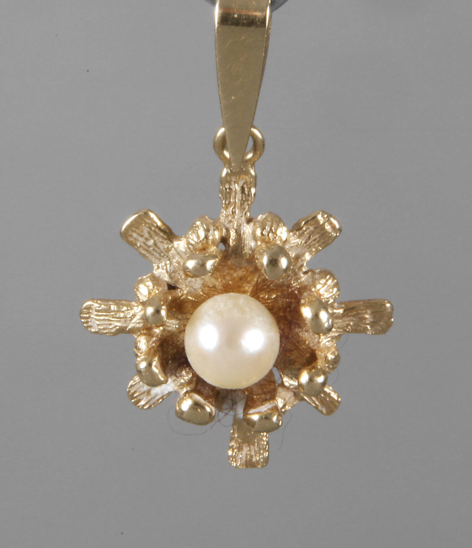 Anhänger mit Perle