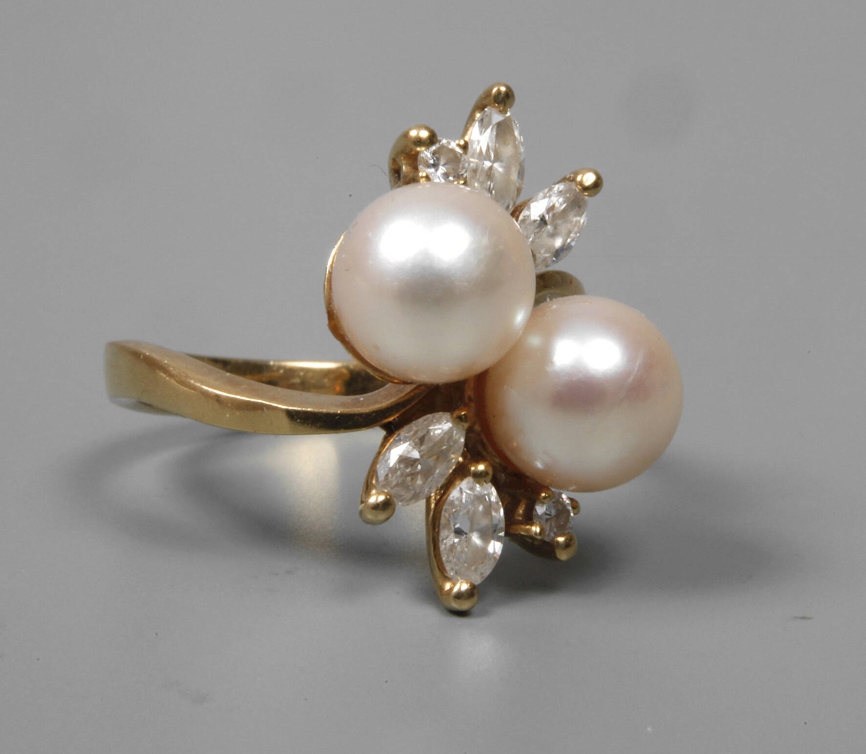 Damenring mit Perlen und Diamanten