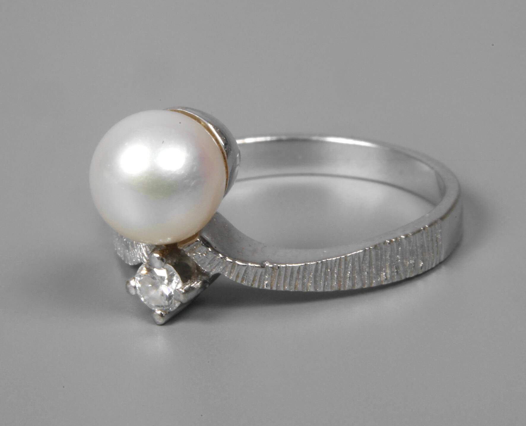 Damenring mit Perle und Brillant