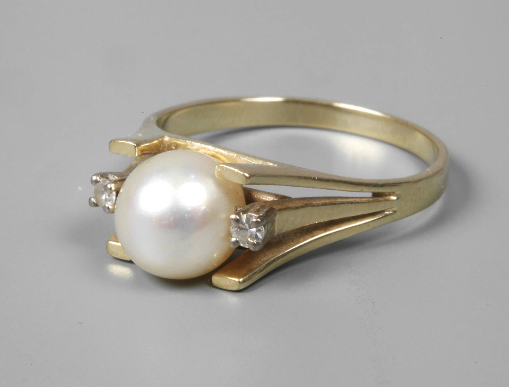 Damenring mit Perle und Diamanten