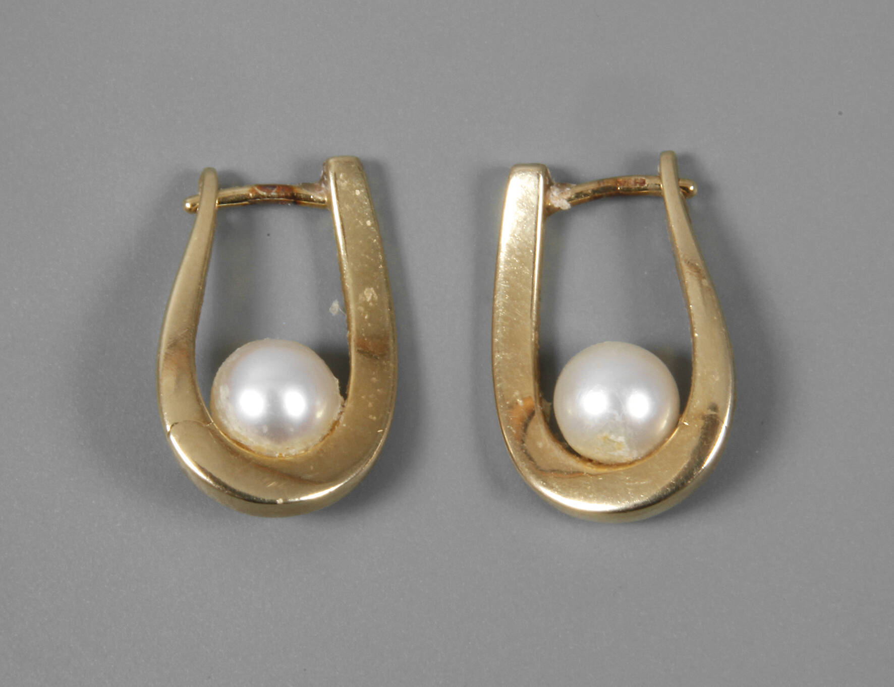 Paar Ohrringe mit Perlen
