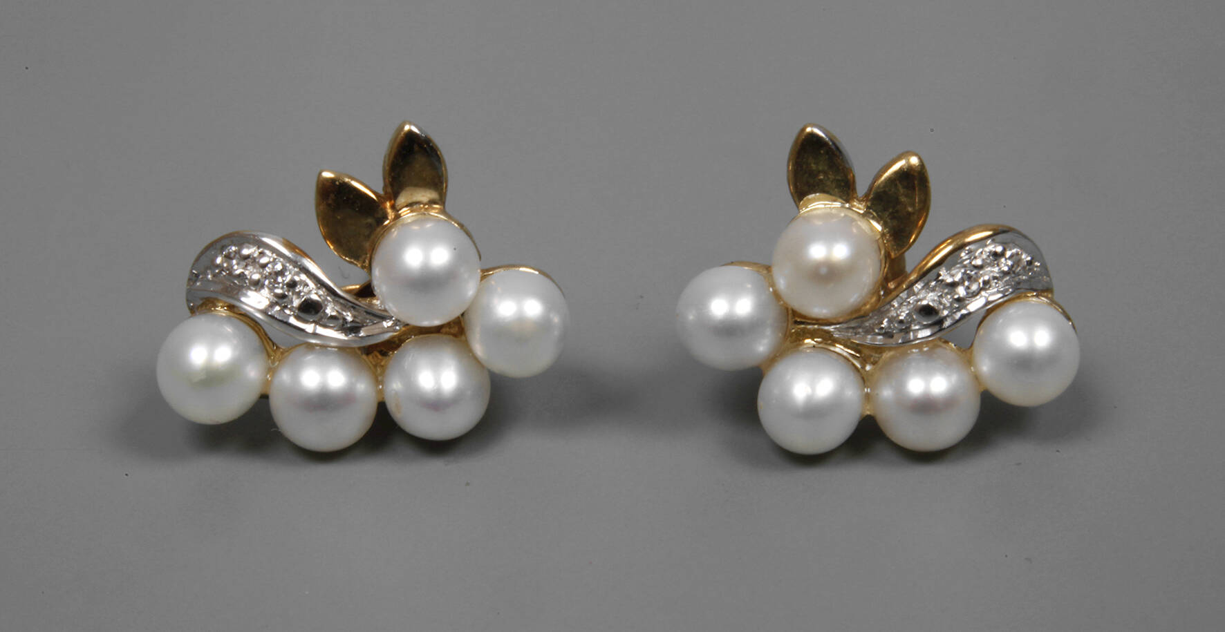 Paar Ohrstecker mit Perlen