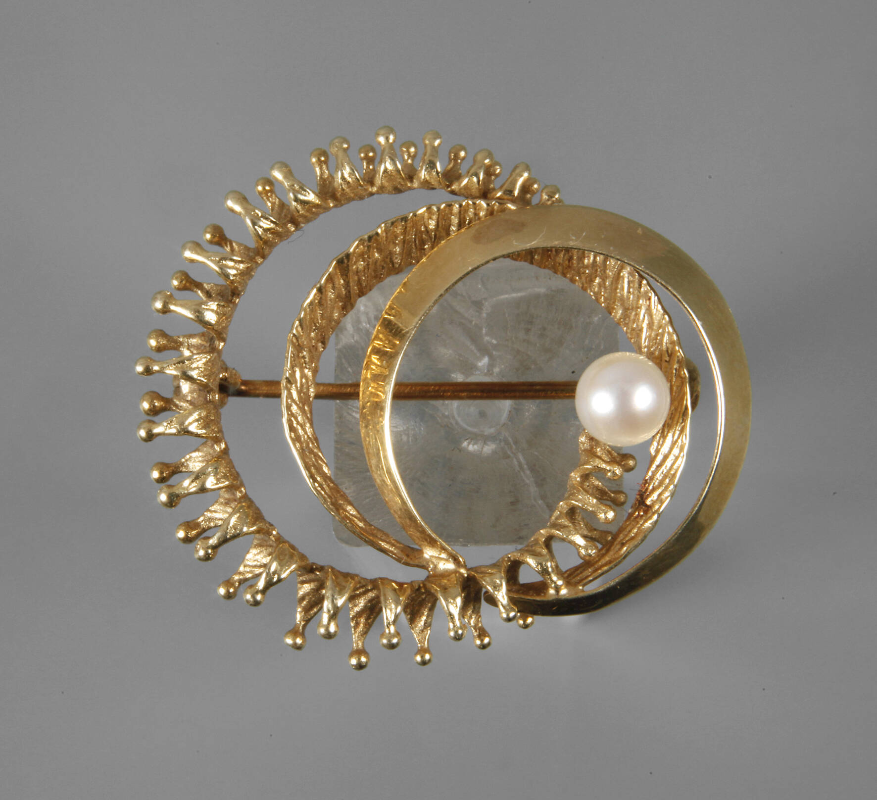 Brosche mit Perle