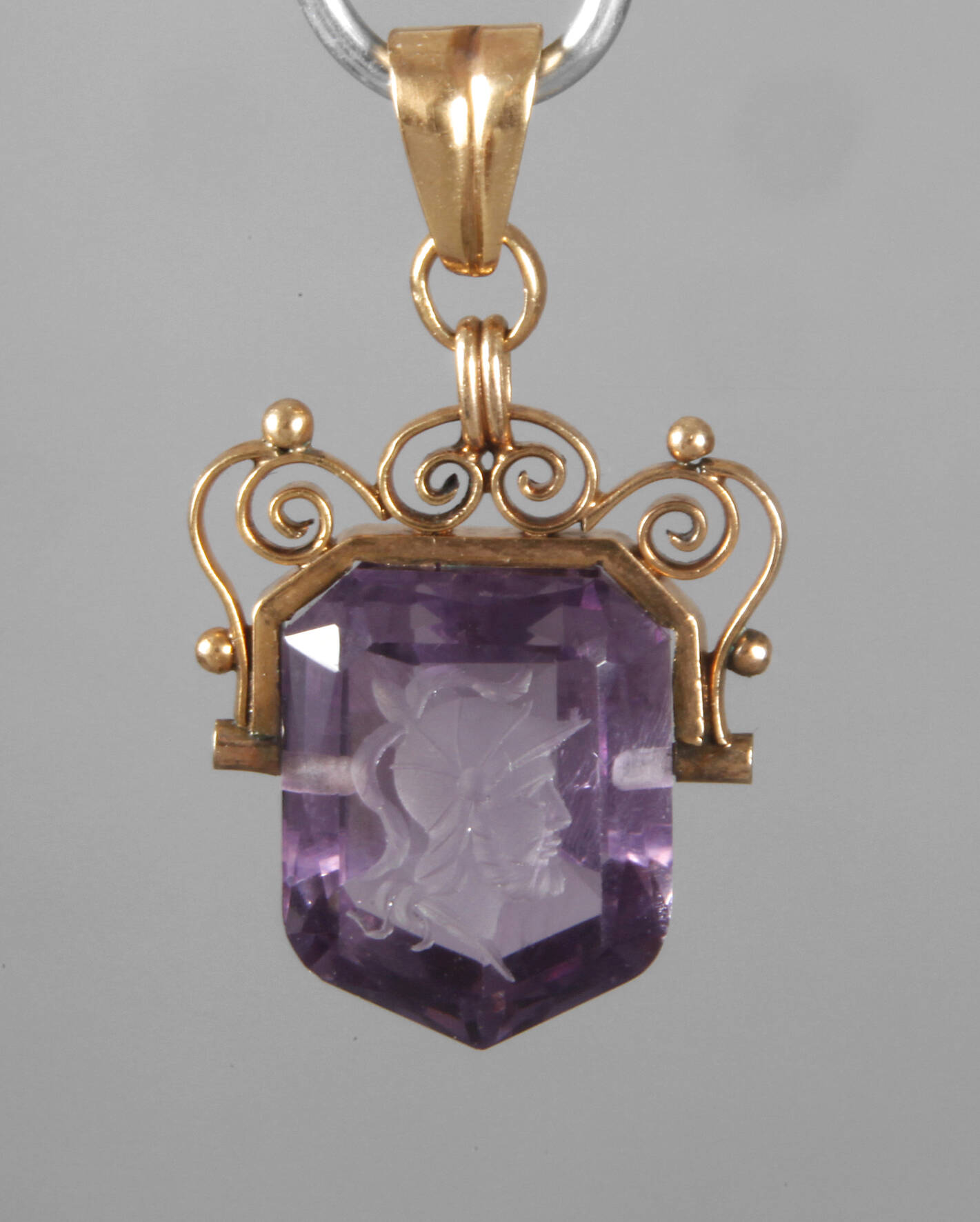 Anhänger mit fein geschnittenem Amethyst