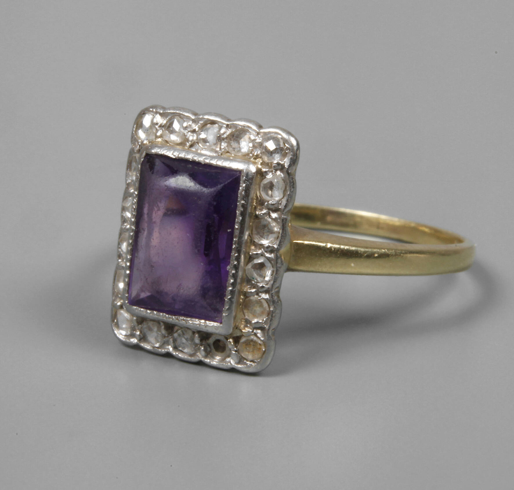 Damenring mit Amethyst und Diamanten