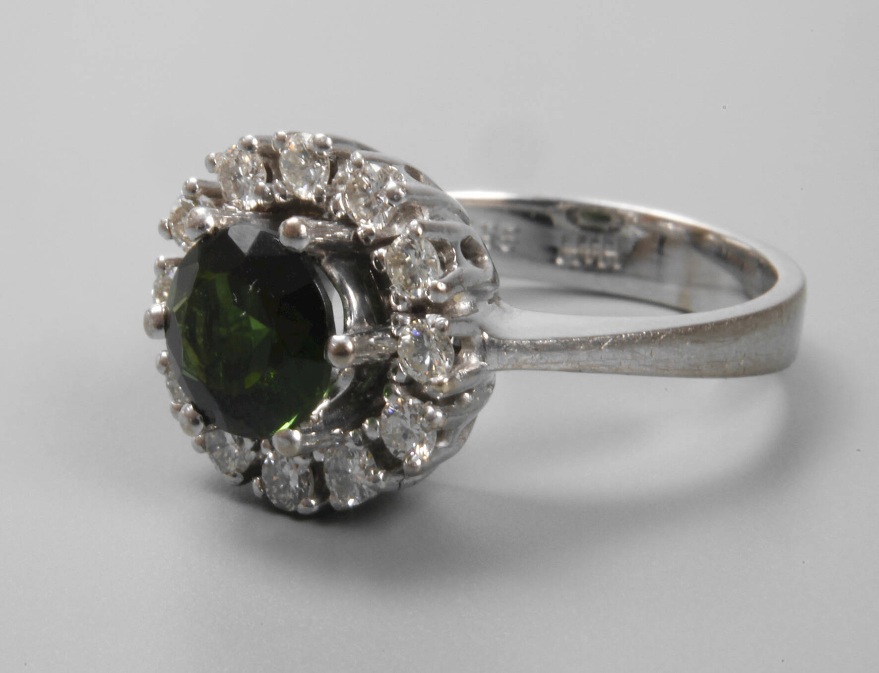Damenring mit Turmalin und Brillanten