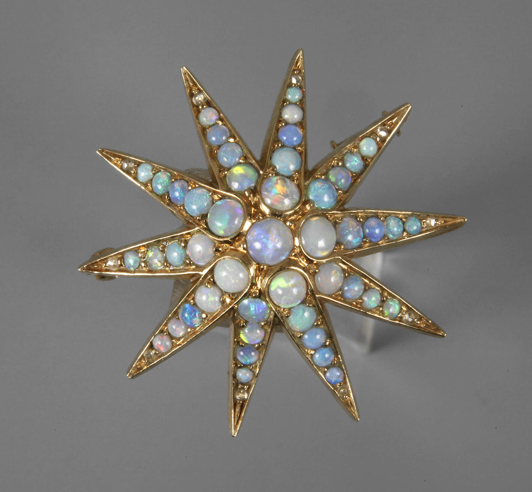 Brosche mit Edelopalen