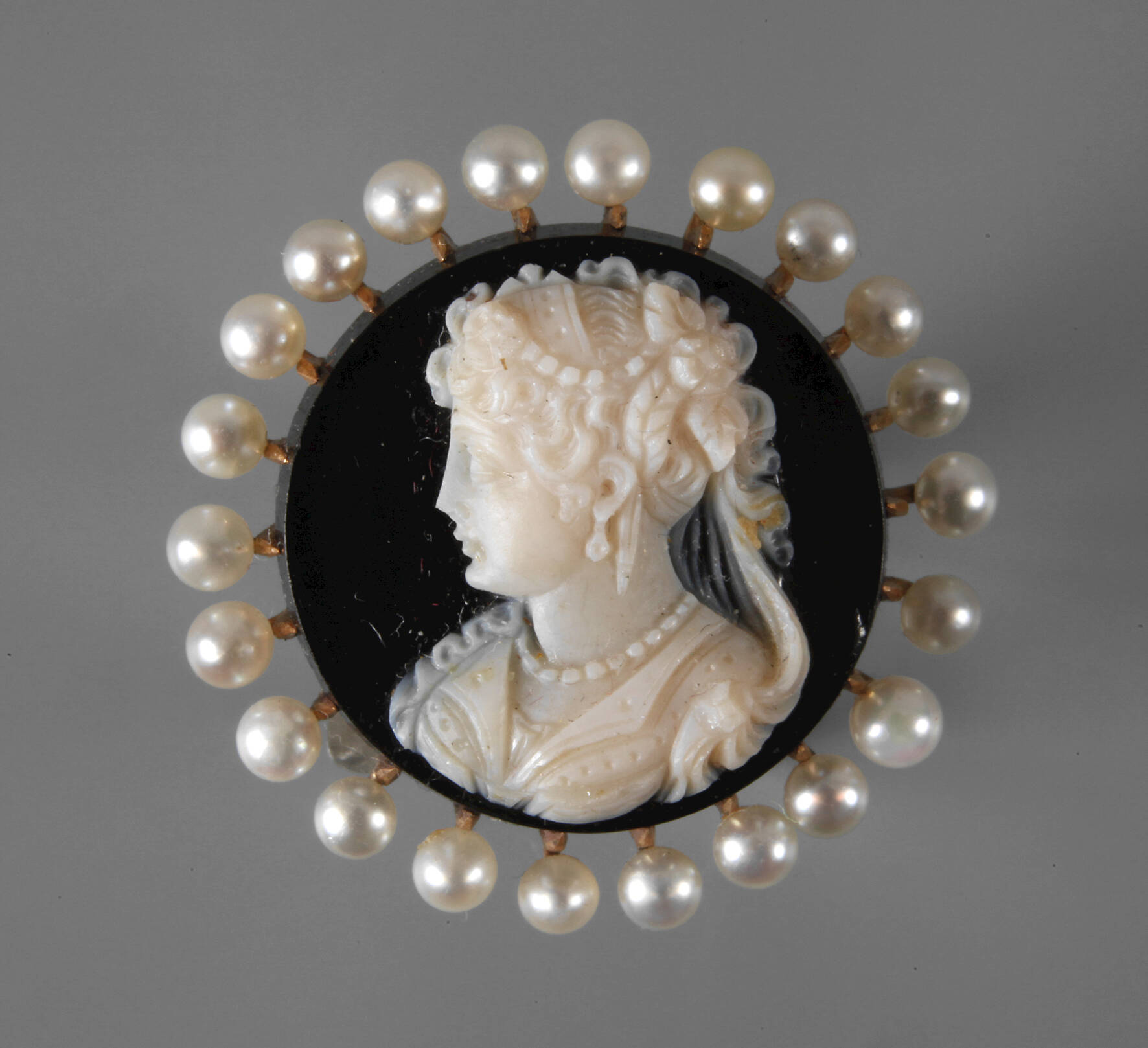 Kameenbrosche mit Perlen