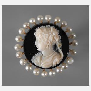 Kameenbrosche mit Perlen