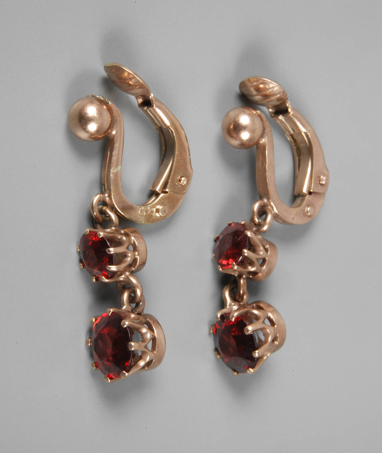 Ohrclips mit Granatbesatz