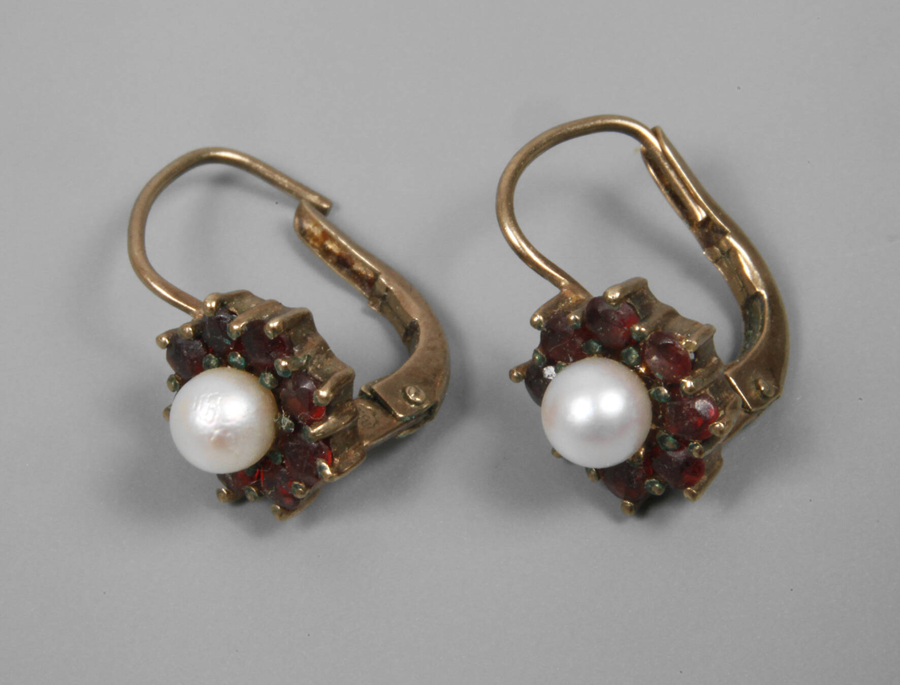 Paar Ohrhänger mit Perlen und Granaten