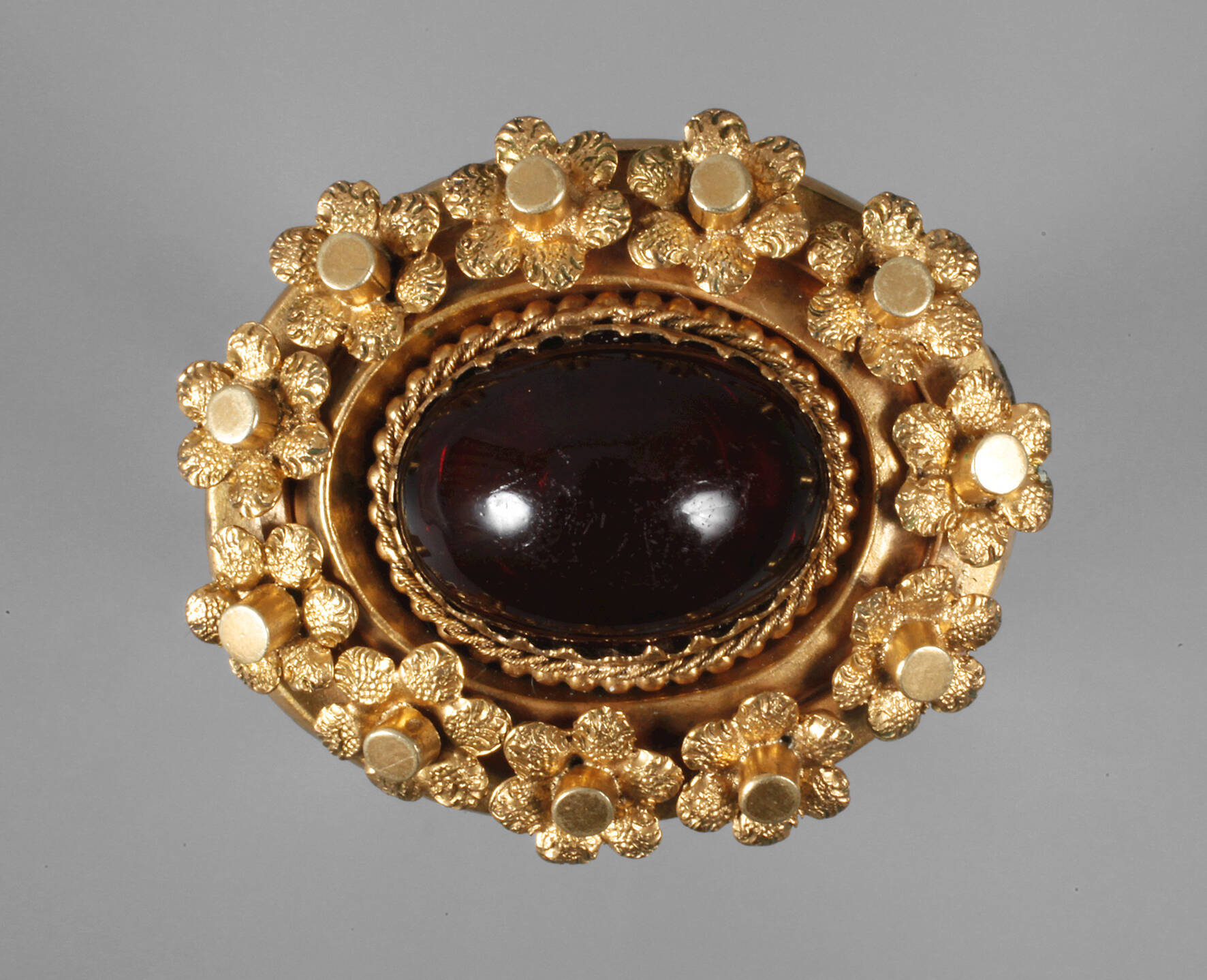 Brosche mit Steinbesatz