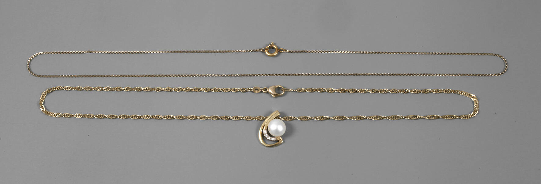 Zwei Goldketten mit einem Anhänger