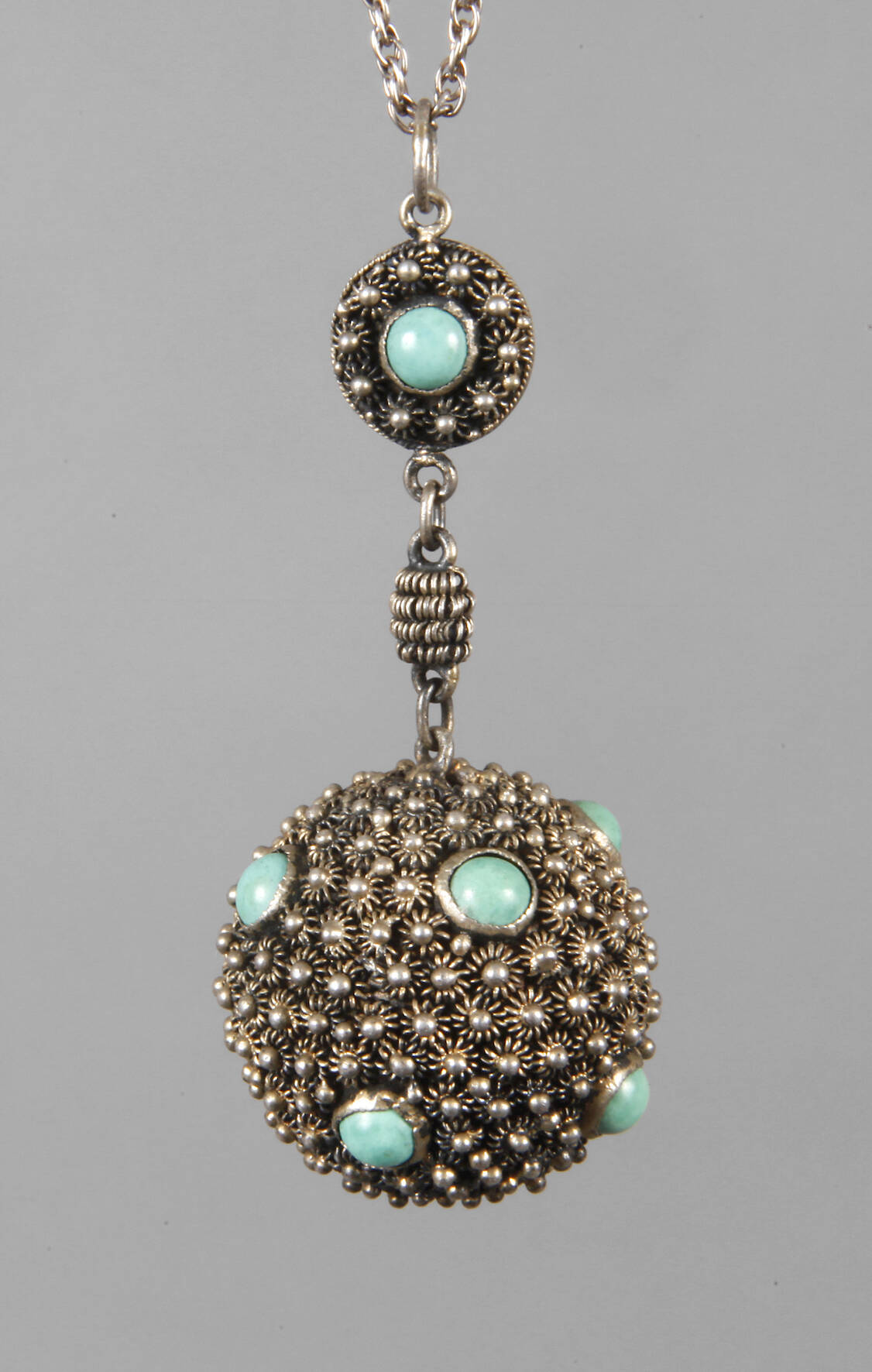 Kugelanhänger mit Türkisen