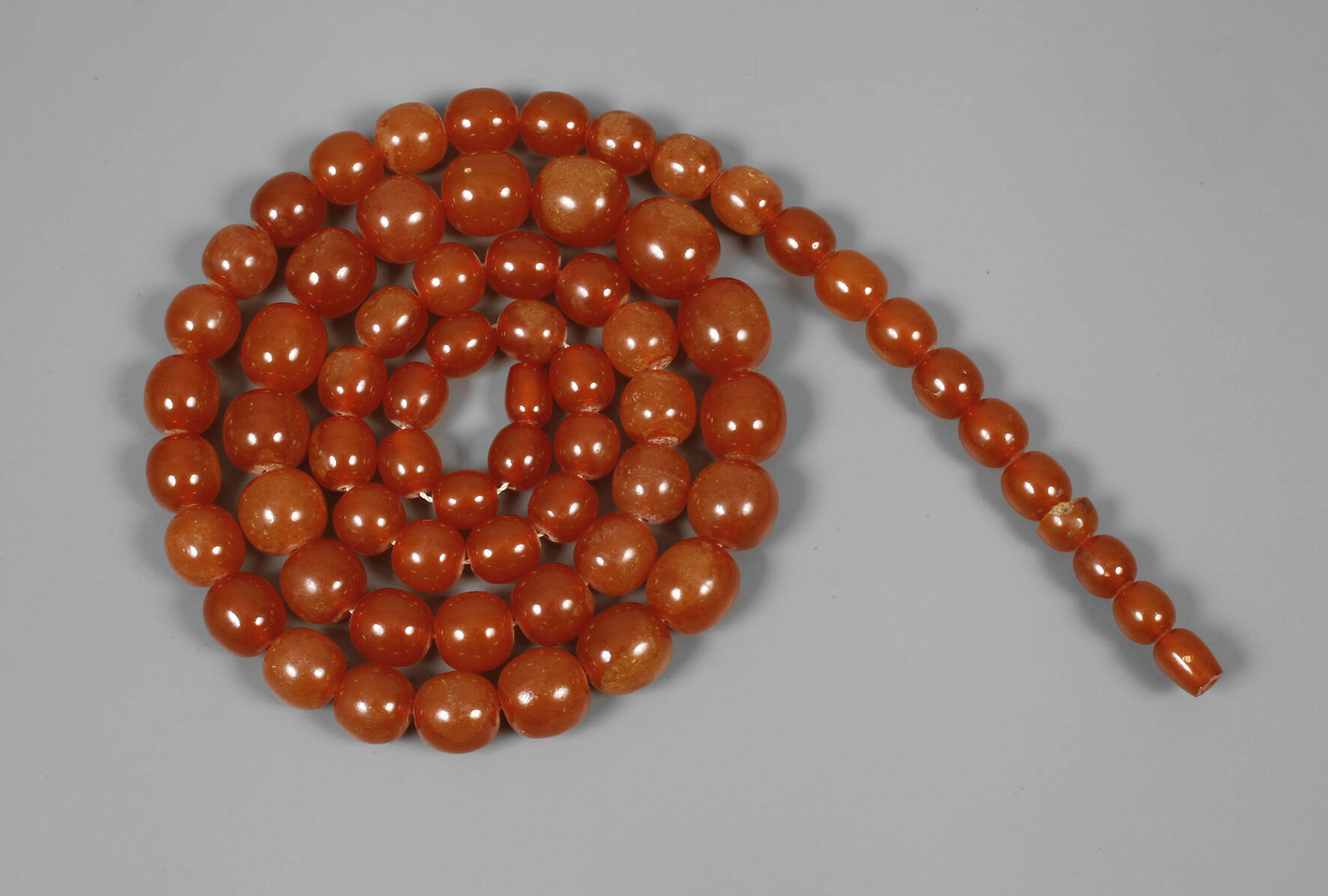 Langes Bernsteincollier