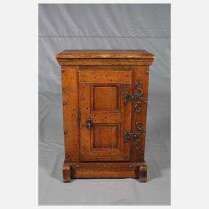 Kleiner Halbschrank
