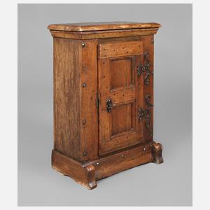 Kleiner Halbschrank