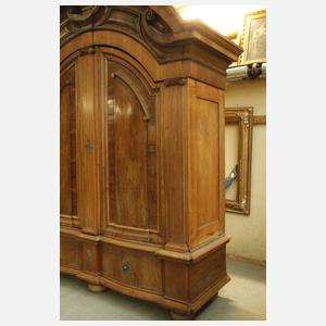 Übergroßer Barockschrank
