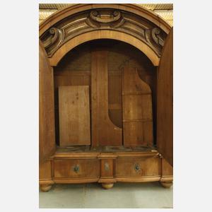Übergroßer Barockschrank