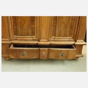 Übergroßer Barockschrank