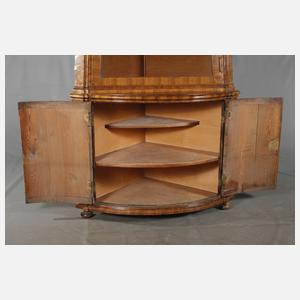 Konische Eckvitrine Barock
