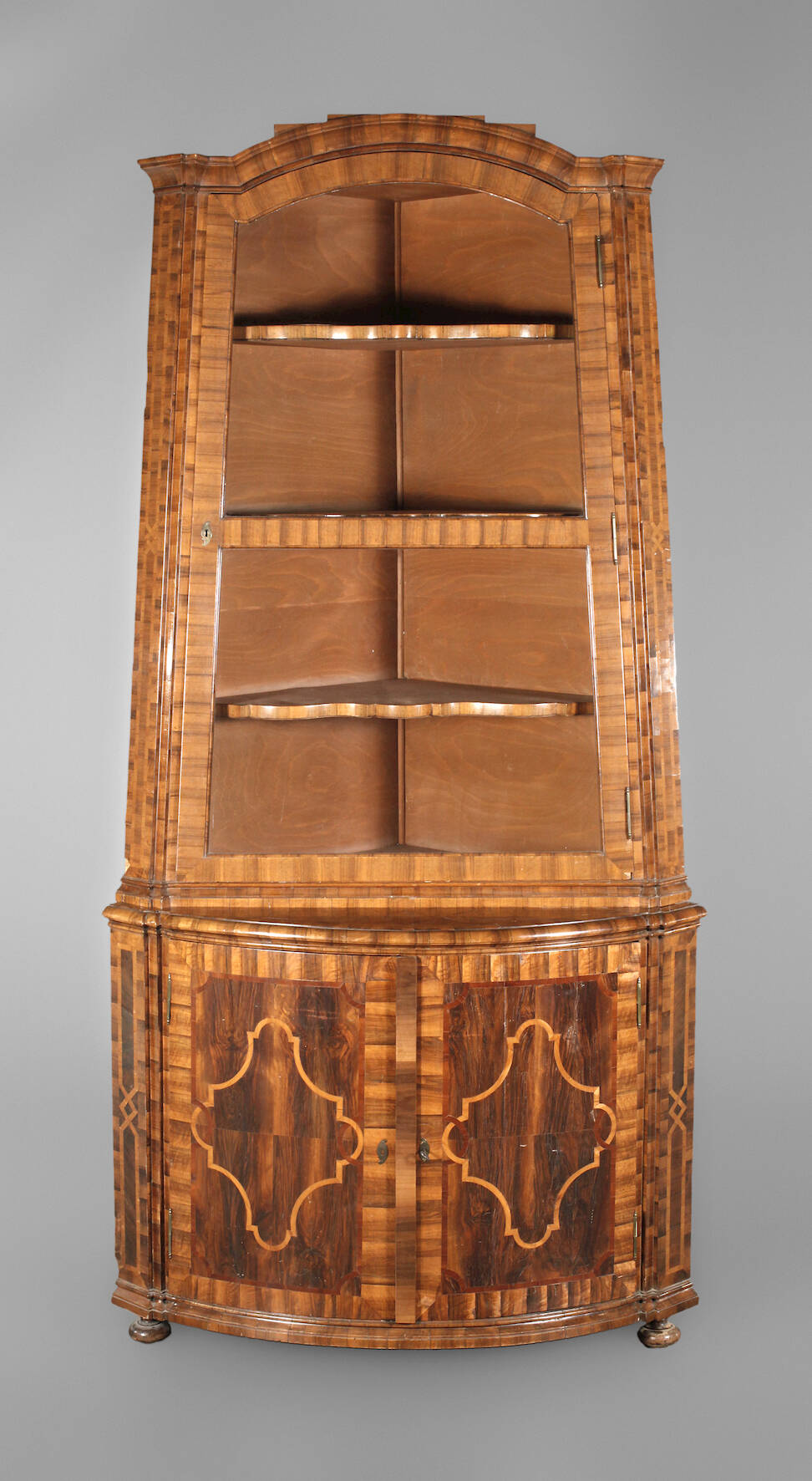 Konische Eckvitrine Barock