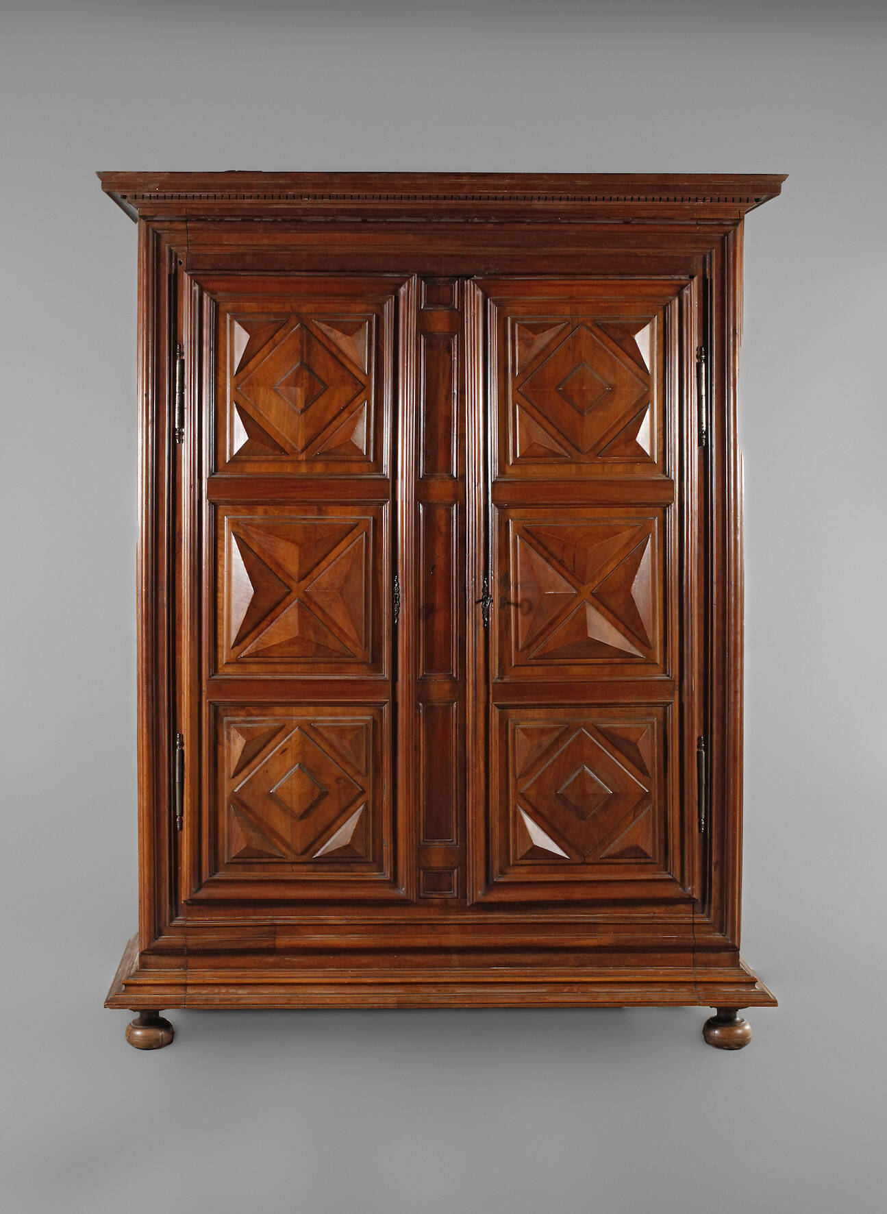 Klassizistischer Dielenschrank