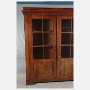 Übergroßer Bücherschrank