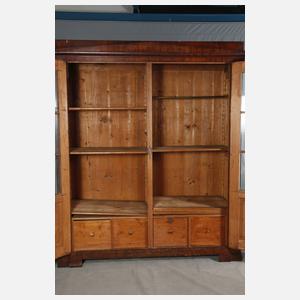 Übergroßer Bücherschrank