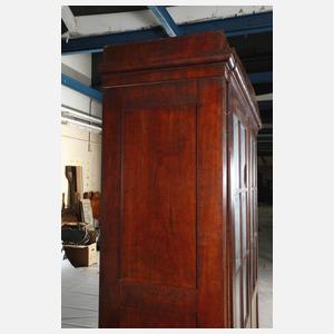 Übergroßer Bücherschrank