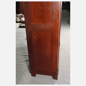 Übergroßer Bücherschrank