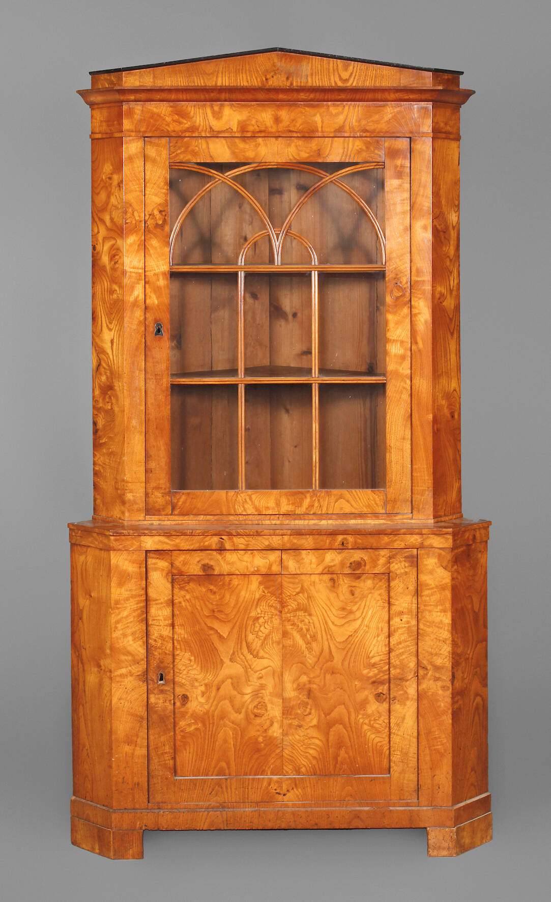Eckvitrine Biedermeier