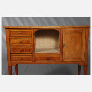 Kleines Zierschränkchen