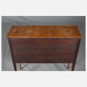 Kleines Zierschränkchen