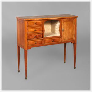 Kleines Zierschränkchen