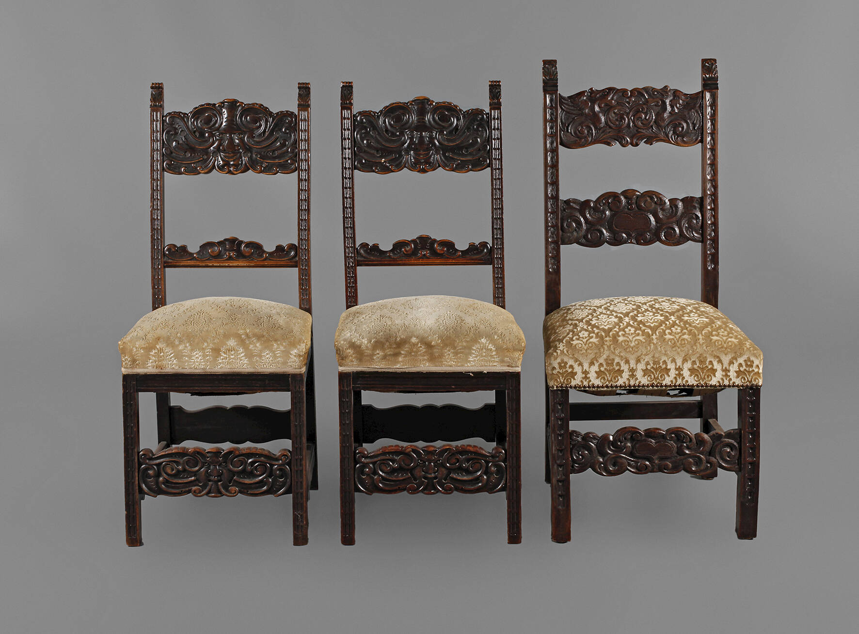 Drei Stühle im Renaissancestil
