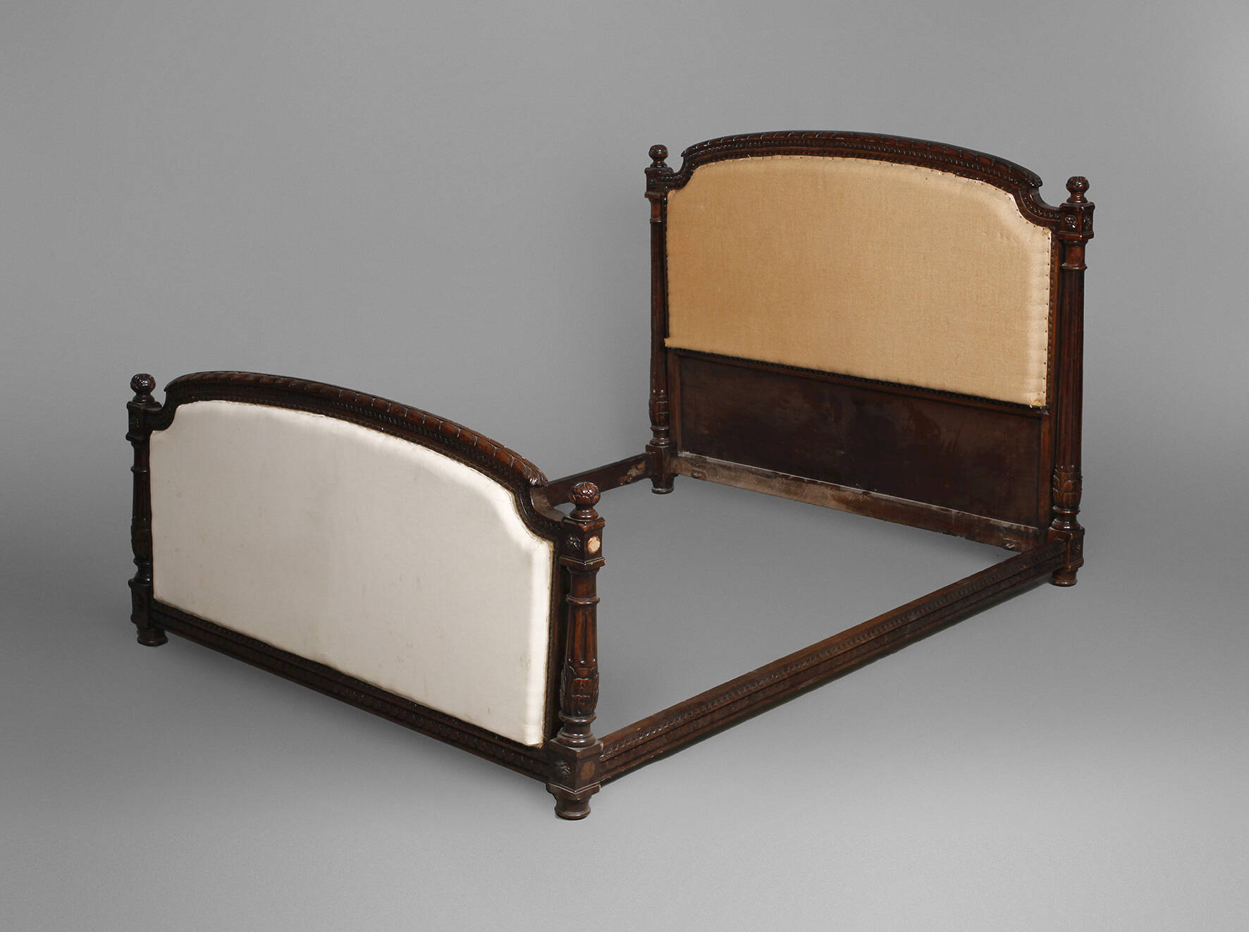 Klassizistisches Bett