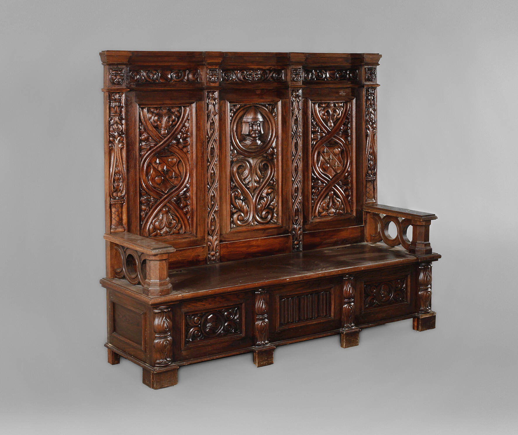 Neogotische Truhenbank