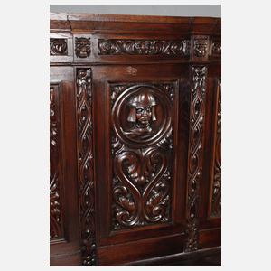 Neogotische Truhenbank