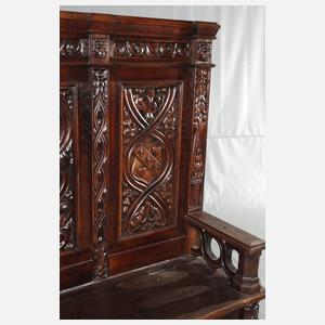 Neogotische Truhenbank