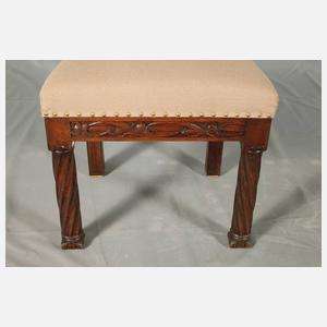 Großer Sitzungstisch mit Bestuhlung