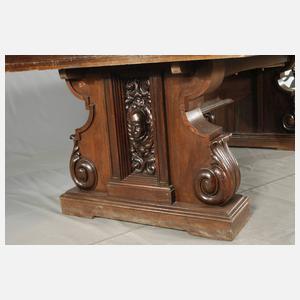 Großer Sitzungstisch mit Bestuhlung